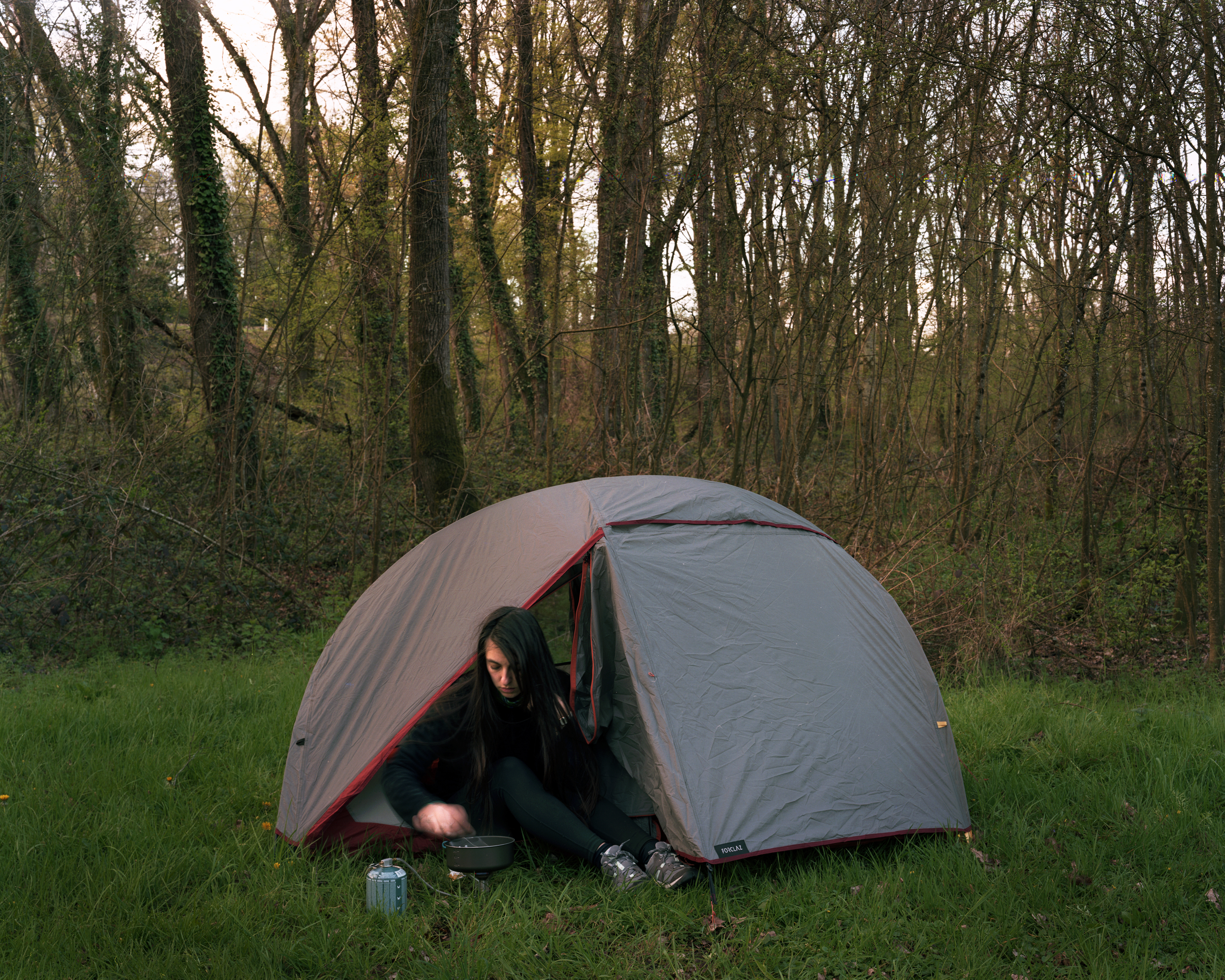 femme dînant devant sa tente
